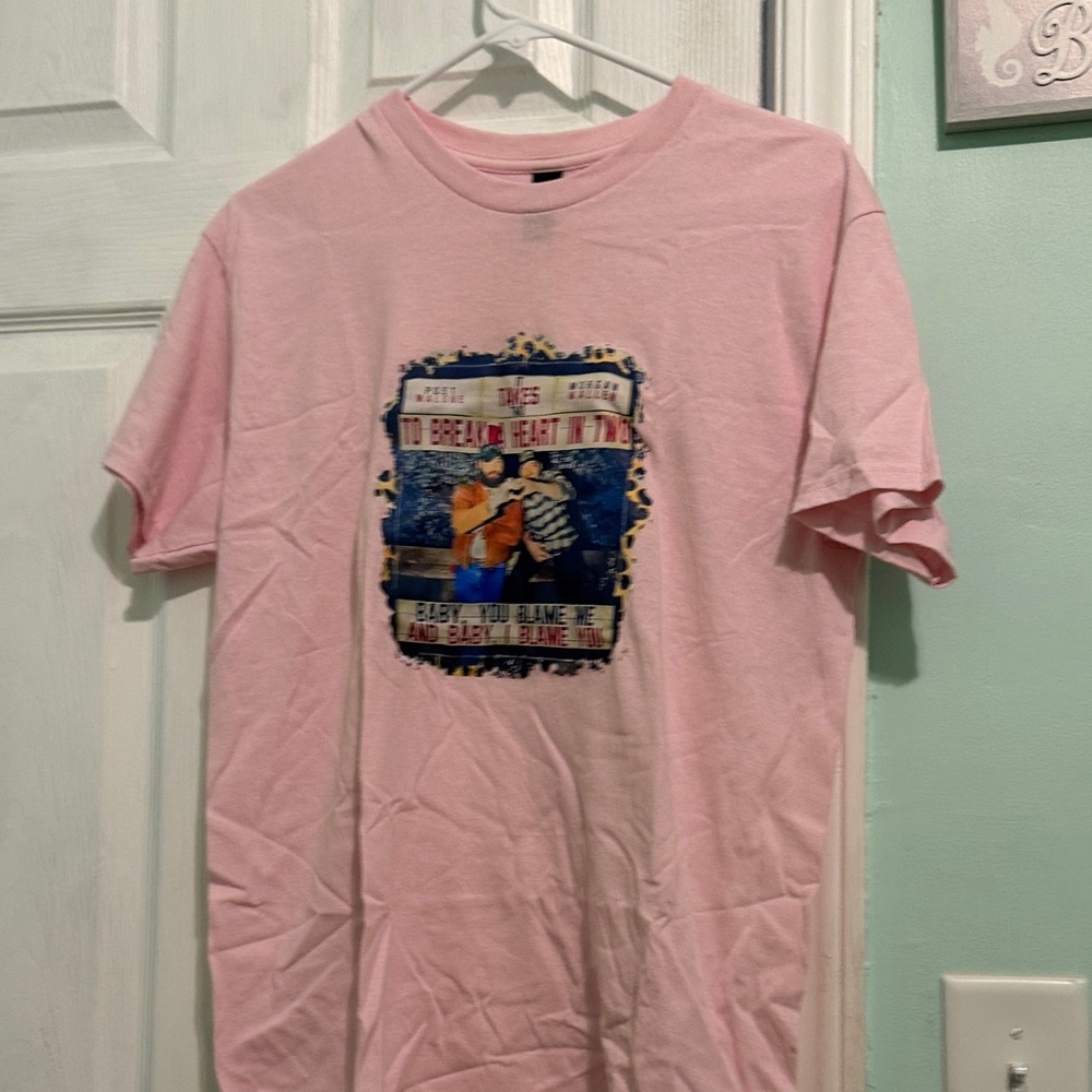 🌹Gildan Pink Graphic Short Sleeve Tee. NWOT